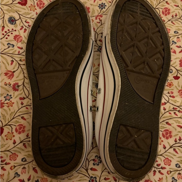 Brand new converse, super cute and only wore once. I prefer old converse !!! - Picture 6 of 7